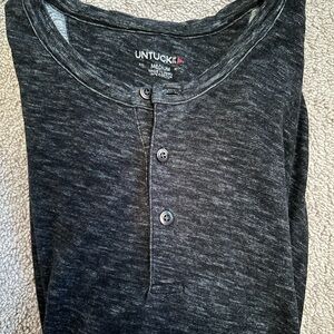 Men’s Untuckit short sleeve t shirt, heathered black size M